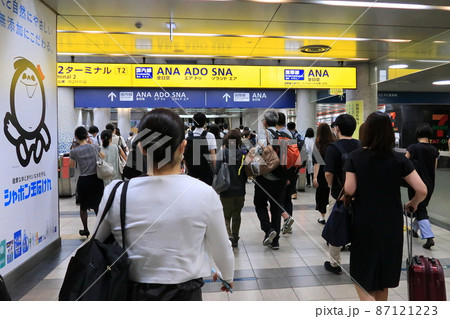 京急空港線の羽田空港第1・第2ターミナル駅の風景 京急空港線の羽田空港第1・第2ターミナル駅の風景 87121223