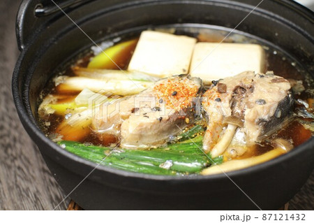 さばの水煮缶料理、サバの水煮缶を汁ごと使い小鍋料理 87121432