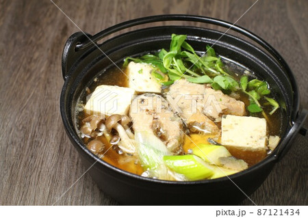 サバの水煮缶料理、サバの水煮缶を汁ごと使い小鍋料理 87121434