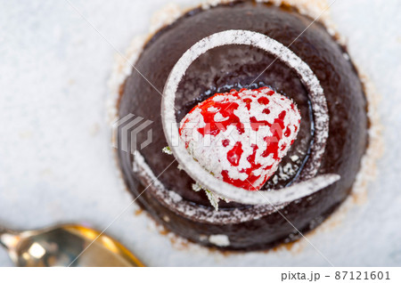 fresh chocolate strawberry mousse 87121601