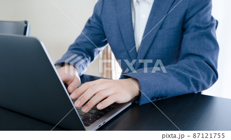 ビジネスマン男性リモートワークタイピング手元 ビジネスマン男性リモートワークタイピング手元 87121755