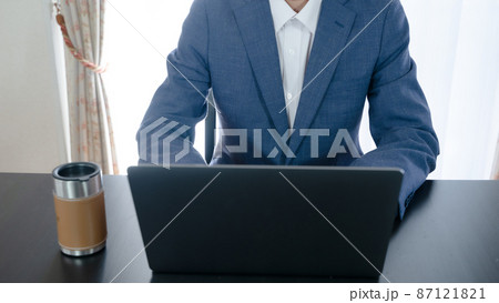 ビジネスマン男性リモートワークタイピング手元 87121821