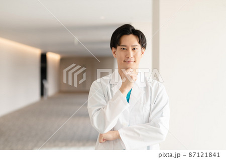 医療イメージ　若い男性医師　撮影協力：LINK FOREST 87121841