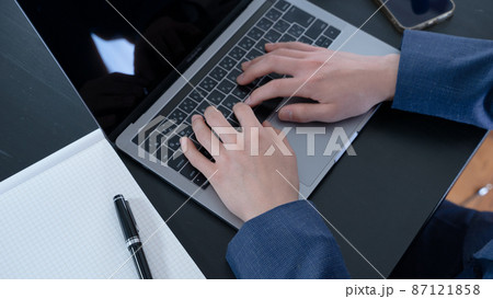 ビジネスマン男性リモートワークタイピング手元 87121858