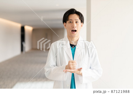 医療イメージ　若い男性医師　撮影協力：LINK FOREST 87121988