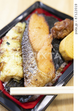ちくわ磯辺揚げと焼鮭と玉子焼きと鶏の唐揚げが入った美味しい海苔弁当 ちくわ磯辺揚げと焼鮭と玉子焼きと鶏の唐揚げが入った美味しい海苔弁当 87122019