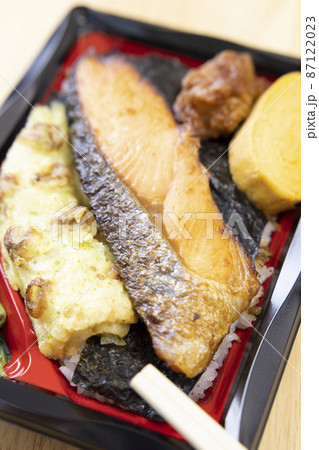 ちくわ磯辺揚げと焼鮭と玉子焼きと鶏の唐揚げが入った美味しい海苔弁当 87122023