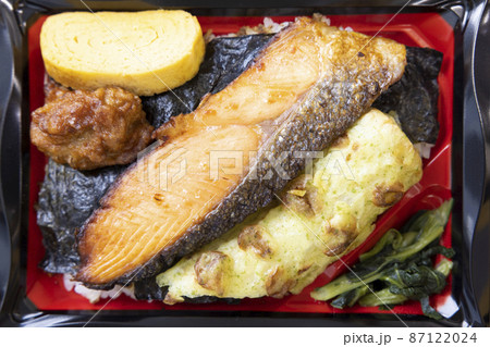 焼き鮭と竹輪磯辺揚げと玉子焼きと鶏の唐揚げが入った美味しい海苔弁当 焼き鮭と竹輪磯辺揚げと玉子焼きと鶏の唐揚げが入った美味しい海苔弁当 87122024