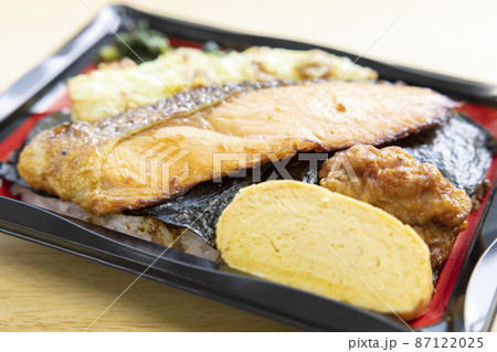 焼き鮭と竹輪磯辺揚げと玉子焼きと鶏の唐揚げが入った美味しい海苔弁当 87122025