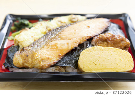 焼き鮭と竹輪磯辺揚げと玉子焼きと鶏の唐揚げが入った美味しい海苔弁当 87122026