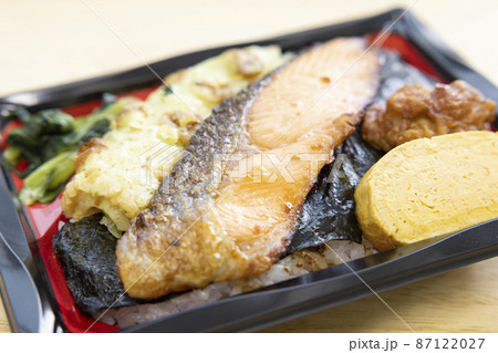 焼き鮭と竹輪磯辺揚げと玉子焼きと鶏の唐揚げが入った美味しい海苔弁当 焼き鮭と竹輪磯辺揚げと玉子焼きと鶏の唐揚げが入った美味しい海苔弁当 87122027