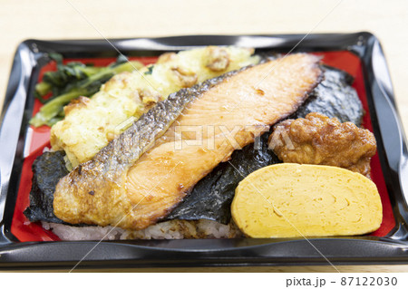 焼き鮭と竹輪磯辺揚げと玉子焼きと鶏の唐揚げが入った美味しい海苔弁当 87122030