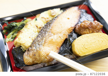 ちくわ磯辺揚げと焼鮭と玉子焼きと鶏の唐揚げが入った美味しい海苔弁当 ちくわ磯辺揚げと焼鮭と玉子焼きと鶏の唐揚げが入った美味しい海苔弁当 87122036