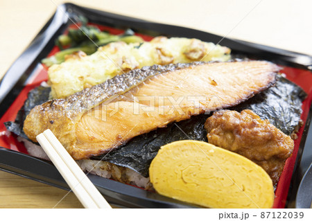 ちくわ磯辺揚げと焼鮭と玉子焼きと鶏の唐揚げが入った美味しい海苔弁当 87122039