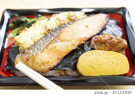 ちくわ磯辺揚げと焼鮭と玉子焼きと鶏の唐揚げが入った美味しい海苔弁当 87122040