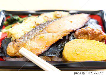 ちくわ磯辺揚げと焼鮭と玉子焼きと鶏の唐揚げが入った美味しい海苔弁当 87122043