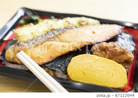 ちくわ磯辺揚げと焼鮭と玉子焼きと鶏の唐揚げが入った美味しい海苔弁当 87122044