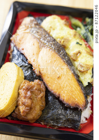 焼き鮭と竹輪磯辺揚げと玉子焼きと鶏の唐揚げが入った美味しい海苔弁当 焼き鮭と竹輪磯辺揚げと玉子焼きと鶏の唐揚げが入った美味しい海苔弁当 87122046