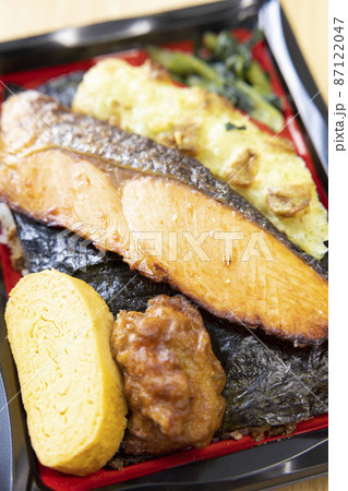 焼き鮭と竹輪磯辺揚げと玉子焼きと鶏の唐揚げが入った美味しい海苔弁当 焼き鮭と竹輪磯辺揚げと玉子焼きと鶏の唐揚げが入った美味しい海苔弁当 87122047