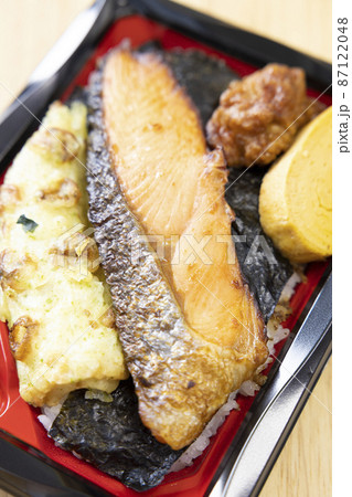 焼き鮭と竹輪磯辺揚げと玉子焼きと鶏の唐揚げが入った美味しい海苔弁当 87122048