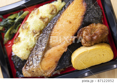 焼き鮭と竹輪磯辺揚げと玉子焼きと鶏の唐揚げが入った美味しい海苔弁当 焼き鮭と竹輪磯辺揚げと玉子焼きと鶏の唐揚げが入った美味しい海苔弁当 87122052