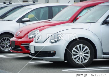 自動車イメージ　駐車場の停まる2台のVWザ・ビートル 87122397