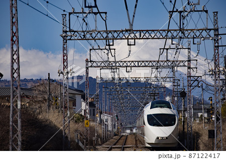 富士山をバックに走るロマンスカー 87122417