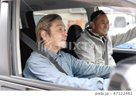 友人同士で車でドライブをする中高年の男性達 87122462