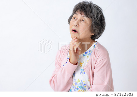 シニア女性　困る 87122902