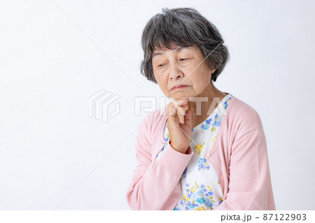 シニア女性　困る 87122903