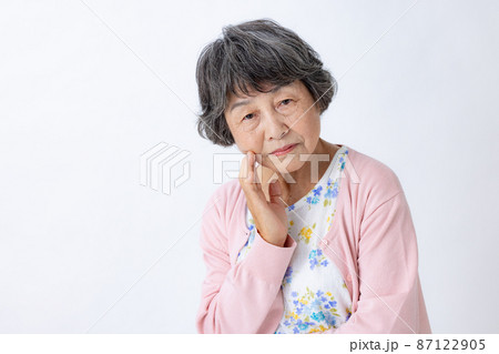 シニア女性　困る 87122905
