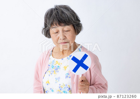 シニア女性　クイズ　笑顔 87123260