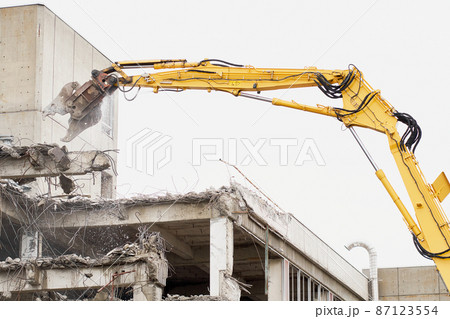 老朽化した公共建造物の解体作業をする重機 老朽化した公共建造物の解体作業をする重機 87123554