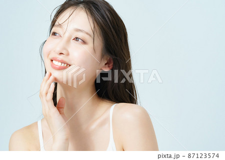 肌ツヤの良い若い女性の美容イメージ 87123574