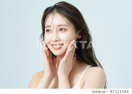 肌ツヤの良い若い女性の美容イメージ 87123584