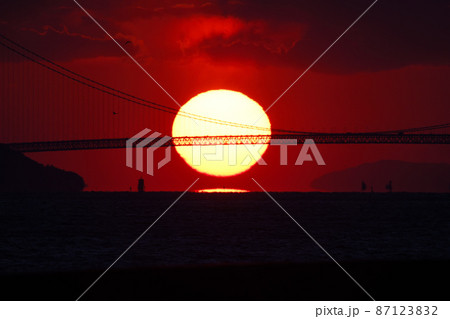 明石海峡大橋に沈む夕陽と雲のコントラスト 87123832