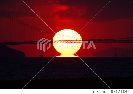 明石海峡大橋に沈む夕陽と雲のコントラスト 87123846