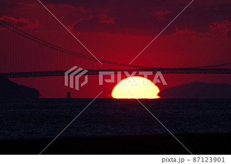 明石海峡大橋の夕暮れ　達磨太陽 87123901