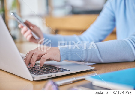 資産運用を考える若い女性 87124958