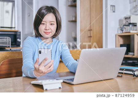 資産運用を考える若い女性 資産運用を考える若い女性 87124959