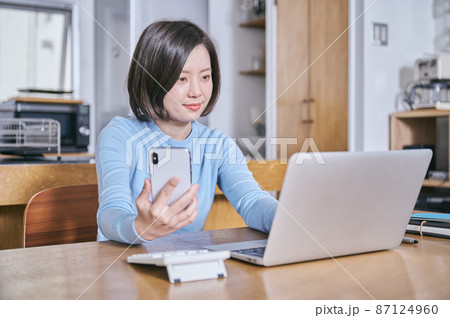 資産運用を考える若い女性 87124960