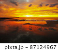 海も空も真っ赤に焼ける夜明け 87124967