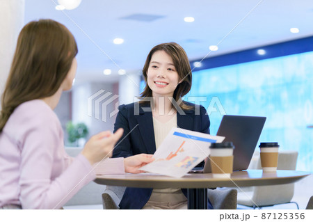 打ち合わせをする若い女性 打ち合わせをする若い女性 87125356