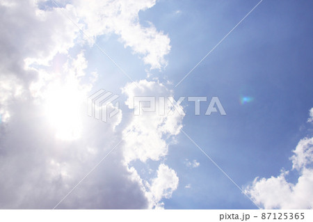 サンパウロの夏の雲と太陽と青空　ブラジル 87125365