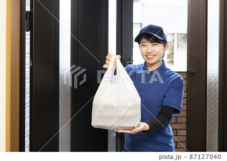 宅配弁当を届ける女性 宅配弁当を届ける女性 87127040