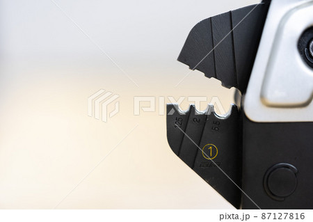 端子を圧着する機械 87127816