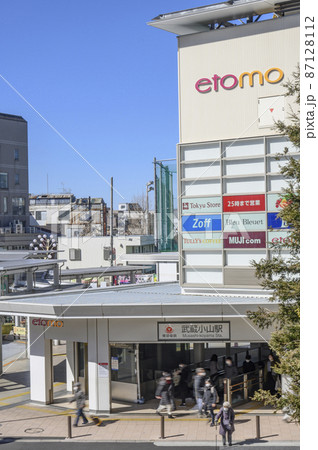武蔵小山駅　再開発された駅前広場と街並　東京都品川区 87128112