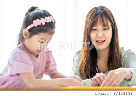 女の子 ママ 母 87128158