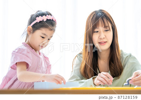 女の子 ママ 母 87128159
