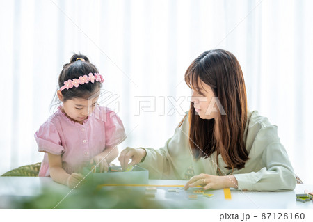 女の子 ママ 母 87128160